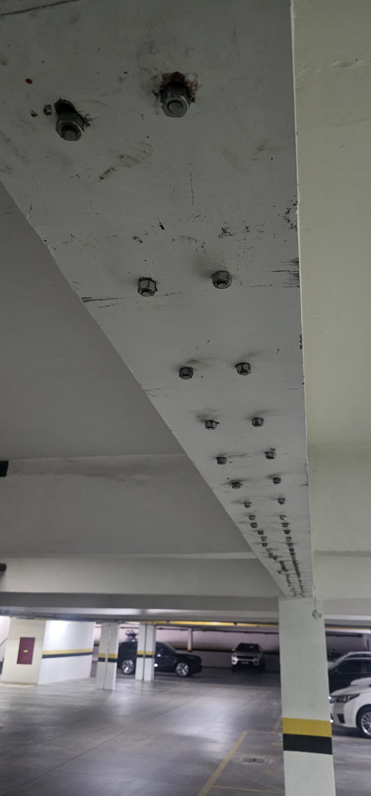 Reforço com chapas e protensão